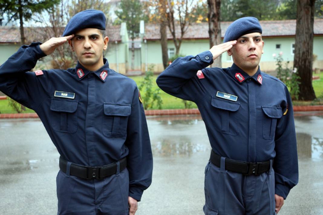 Kışladaki dört ikiz kardeş askeri, komutanları ayırt etmekte zorlanıyor 8